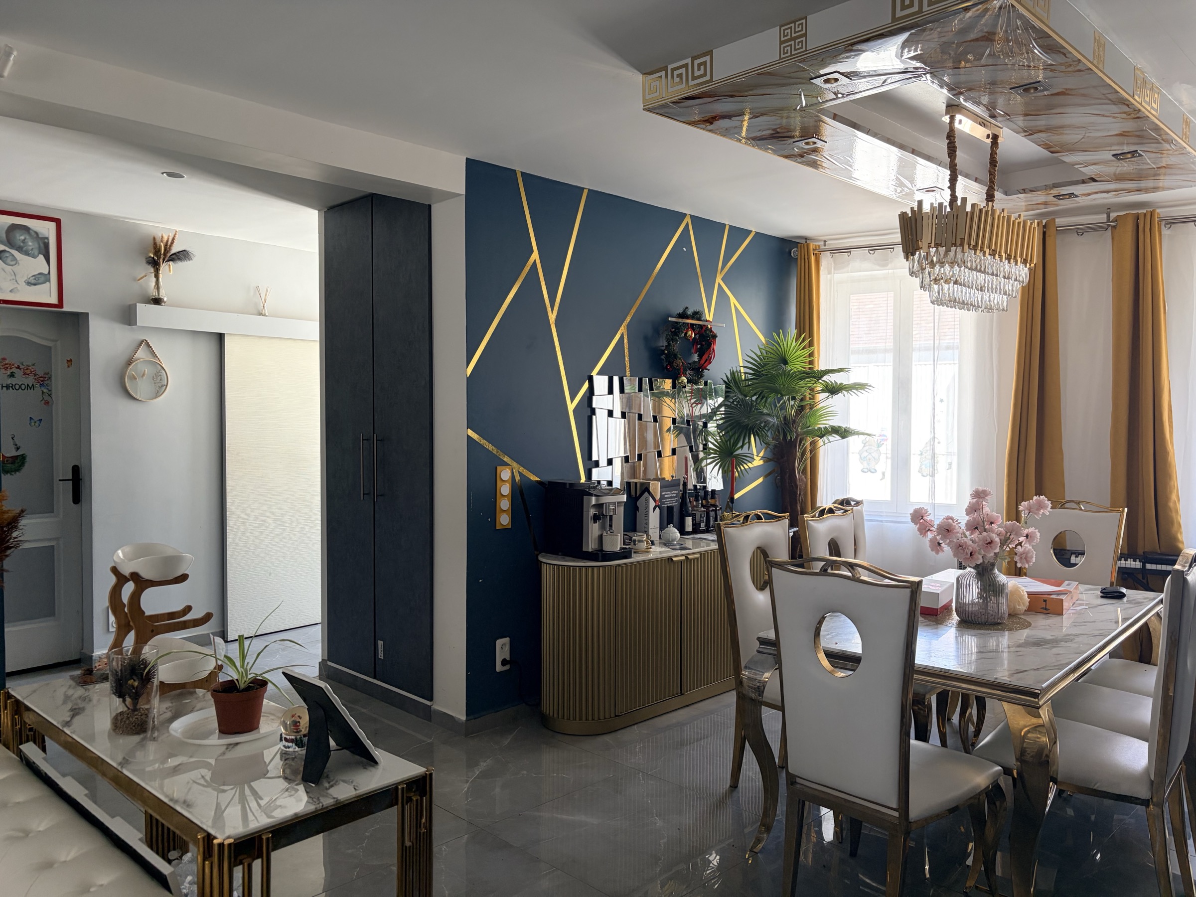 Le même angle terminé, mur d'accent, verrière et mobilier