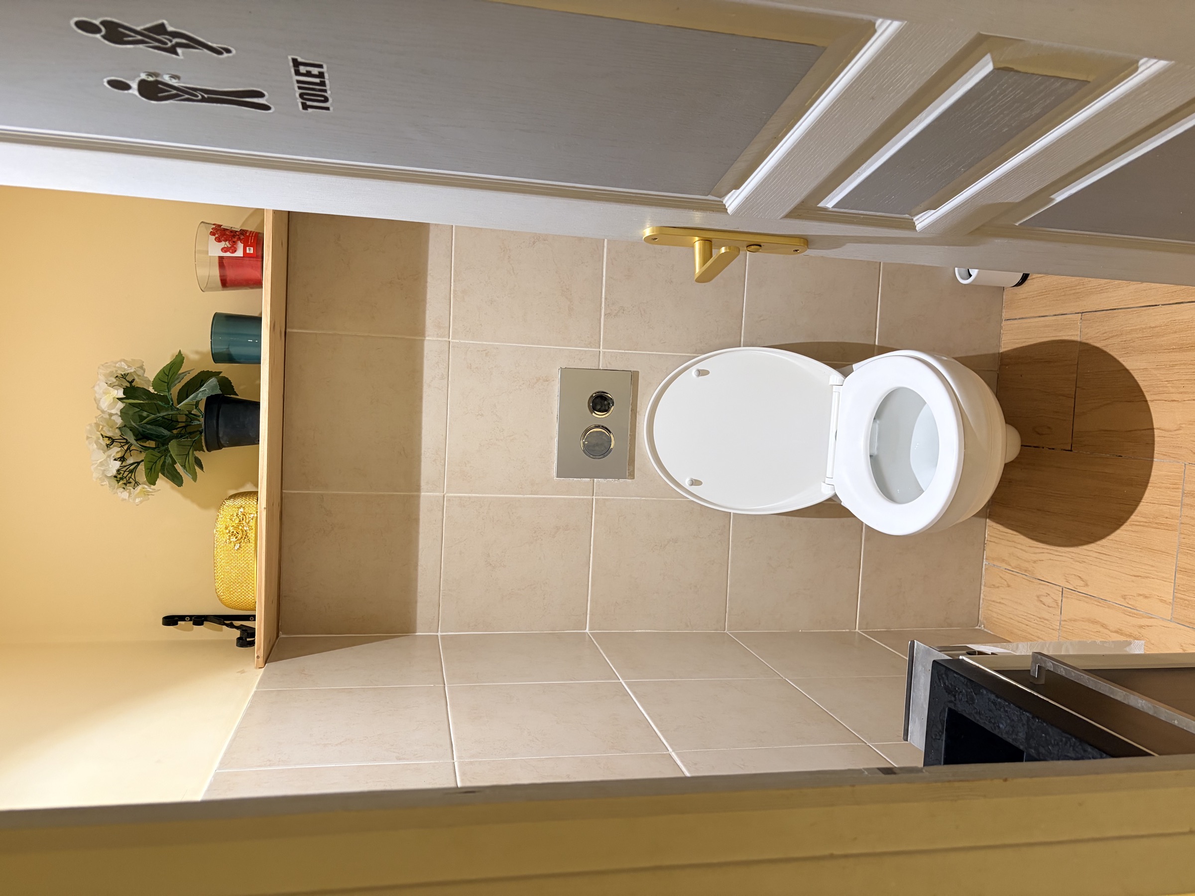 WC suspendus modernes, carrelage uniforme et accessoires posés